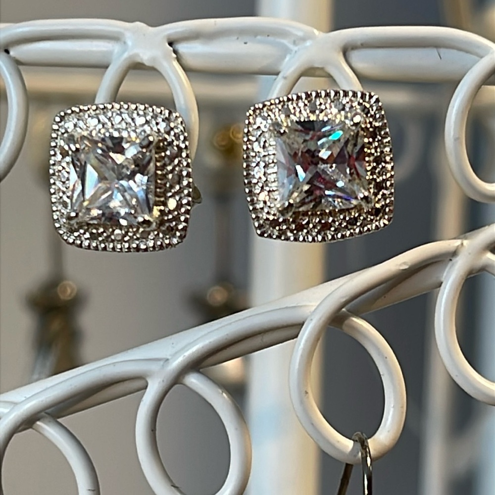 NIB Avon Princess CZ Stud Earrings